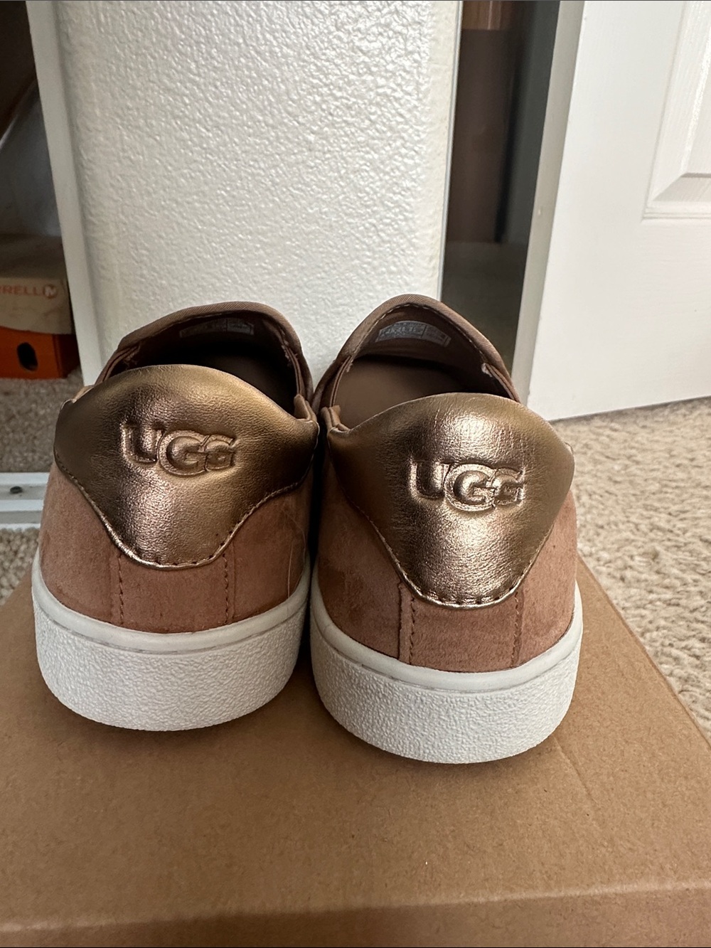 Ugg Women’s slip on soft suede shoes - Picture 4 of 7